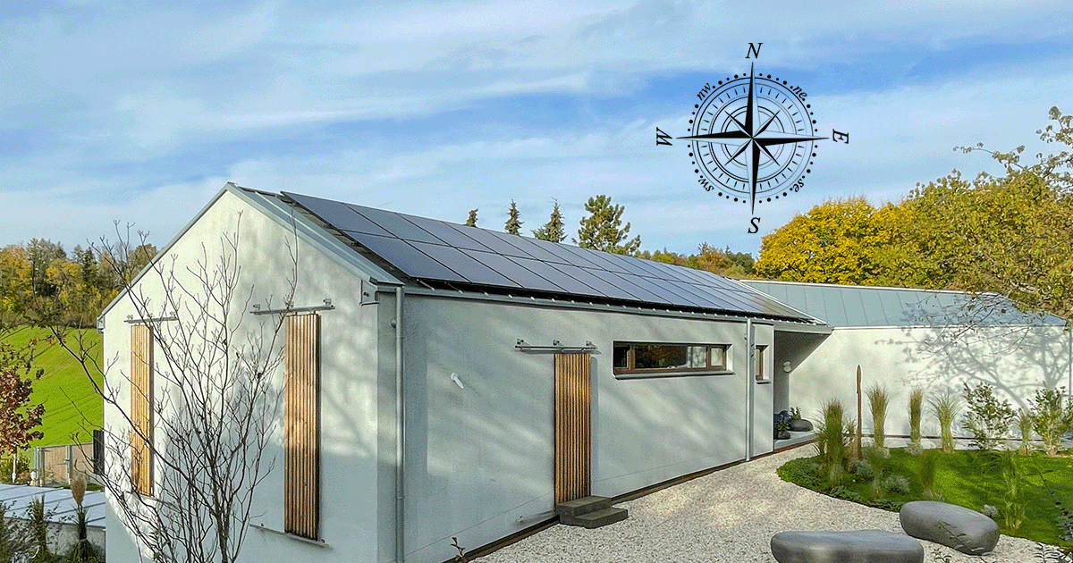 PV Anlage auf Dach mit Kompass