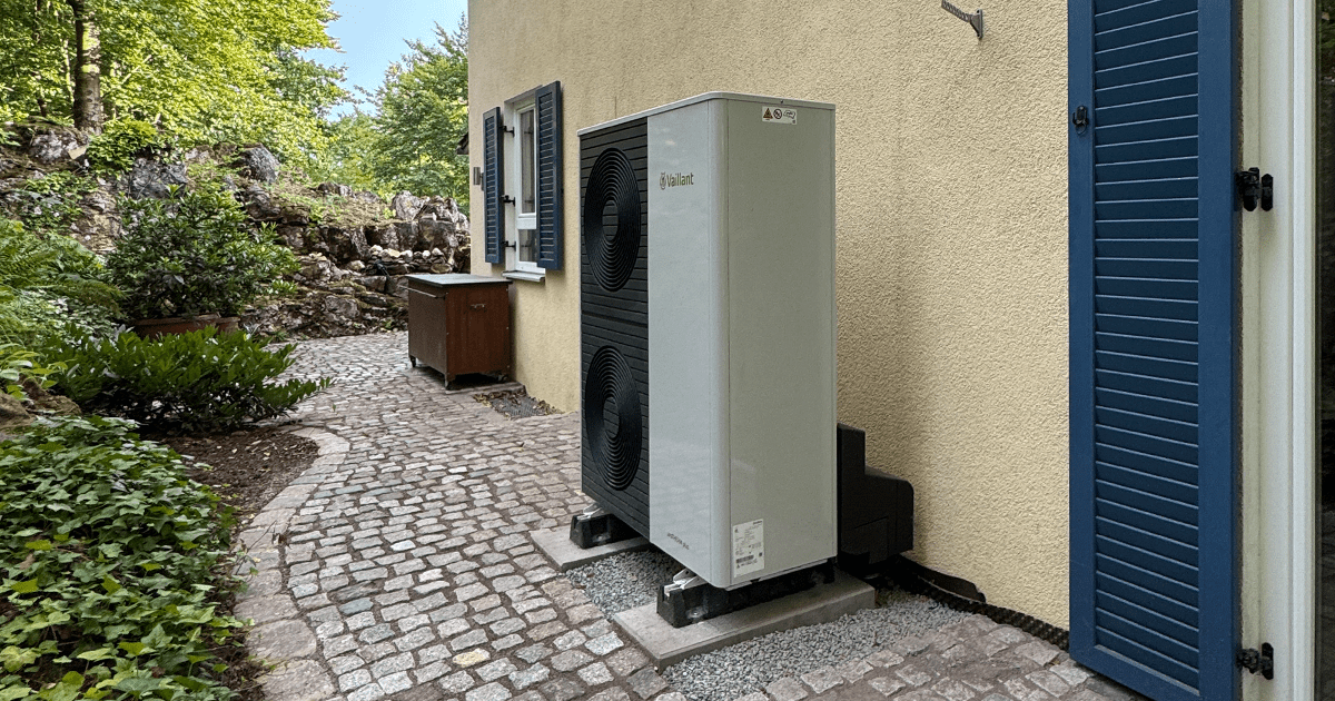 Vaillant Wärmepumpe an Hauswand