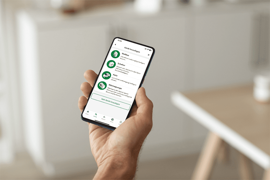 Eine Hand hält ein Smartphone, darauf ist die Oberfläche von des Energiemanagers enerixControl zu sehen.