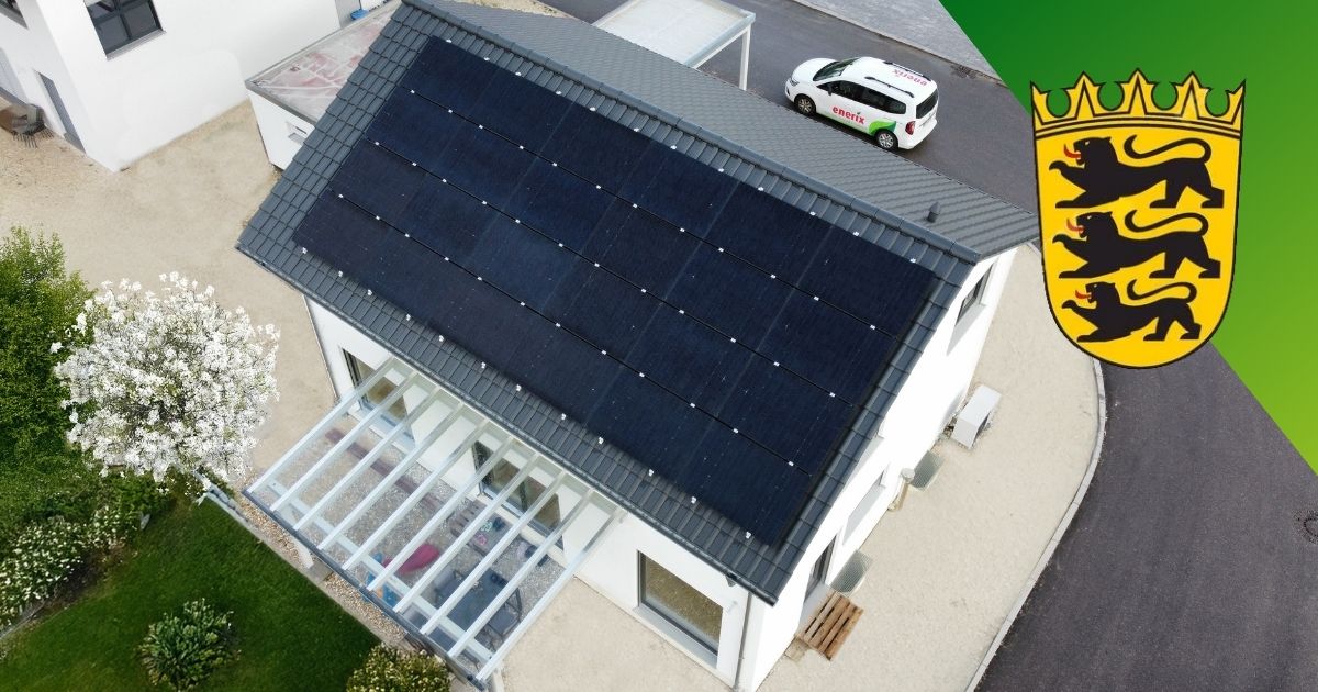 Luftaufnahme eines modernen Einfamilienhauses mit großflächiger Photovoltaikanlage auf dem Dach, im Vordergrund ein Wintergarten und blühender Baum. Rechts im Bild das Wappen von Baden-Württemberg, im Hintergrund ein weißer Firmenwagen von enerix