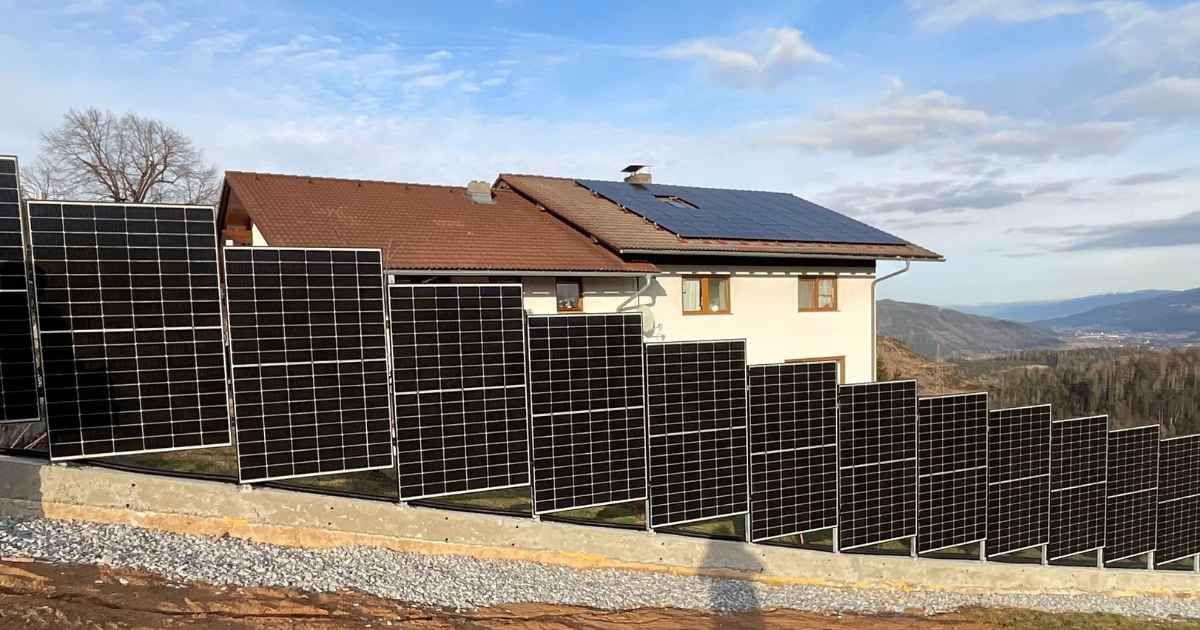 Ein Solarzaun an einer Straße vor einem Haus.