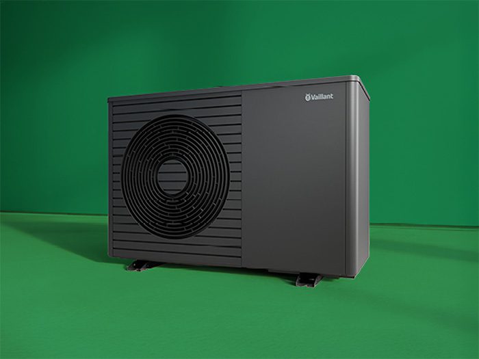 Die schwarze Wärmepumpe Aerotherm Plus von Vaillant