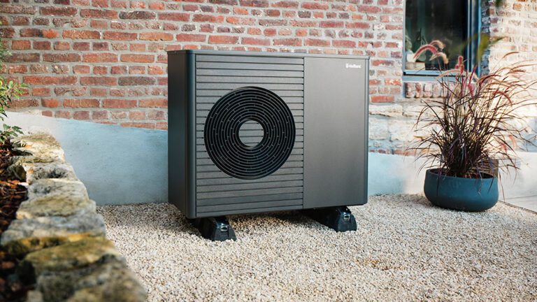 Vaillant aroTHERM plus Luft-Wasser-Wärmepumpe im Außenbereich