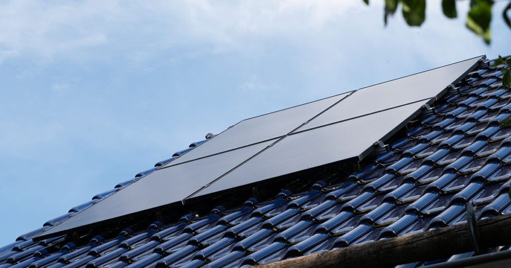 Balkonkraftwerk mit vier Modulen auf dem Dach