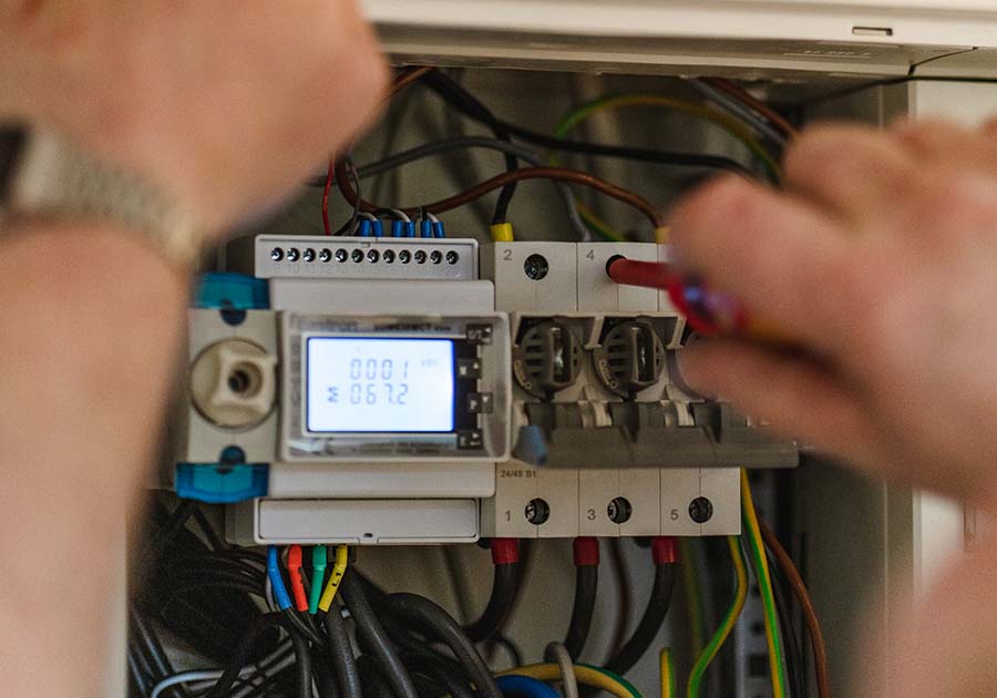 Elektriker Arbeiten am Zaehlerschrank