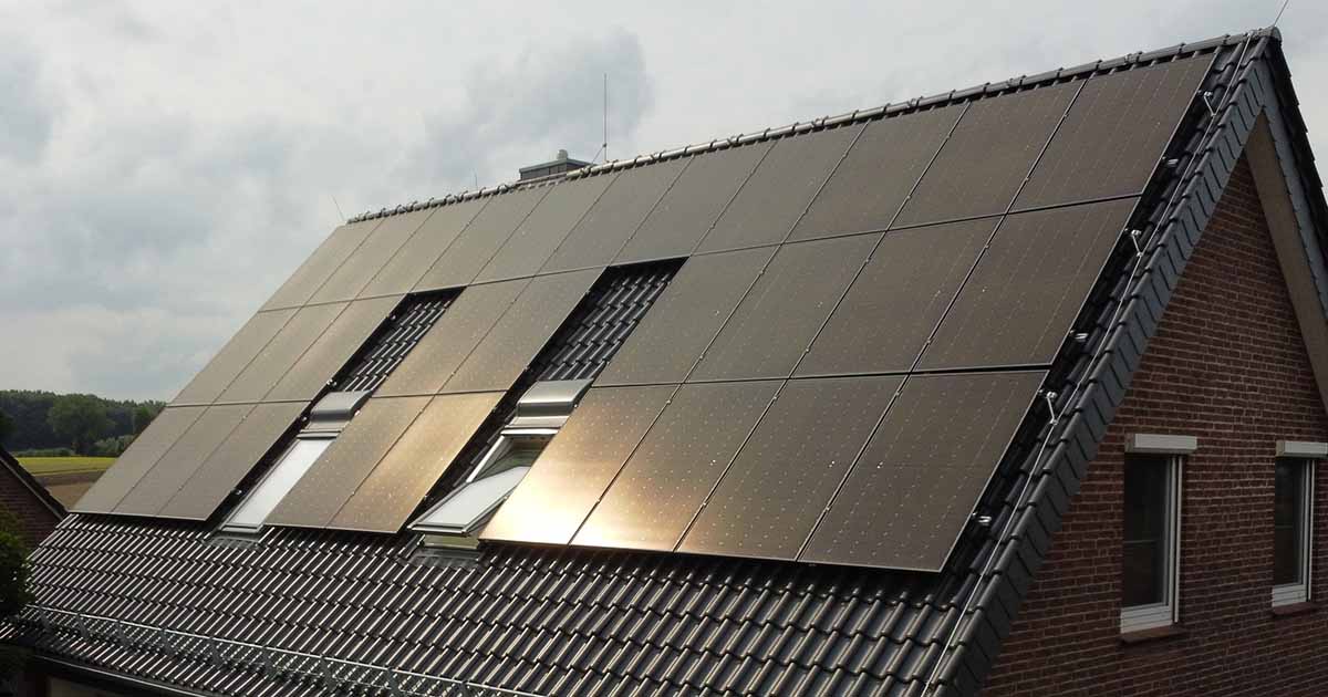 Installiere PV Anlage auf einem Einfamilienhaus
