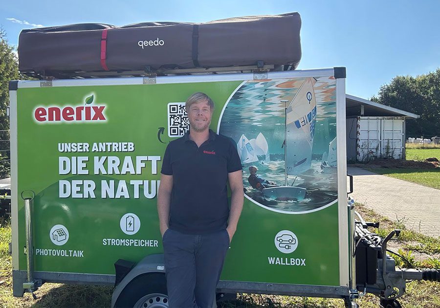 Christoph Glaubke von enerix Weser-Ems vor Enerix-Anhänger ‚Die Kraft der Natur‘ mit Dachzelt – Start des E-Auto-Urlaubs von Oldenburg nach Dänemark