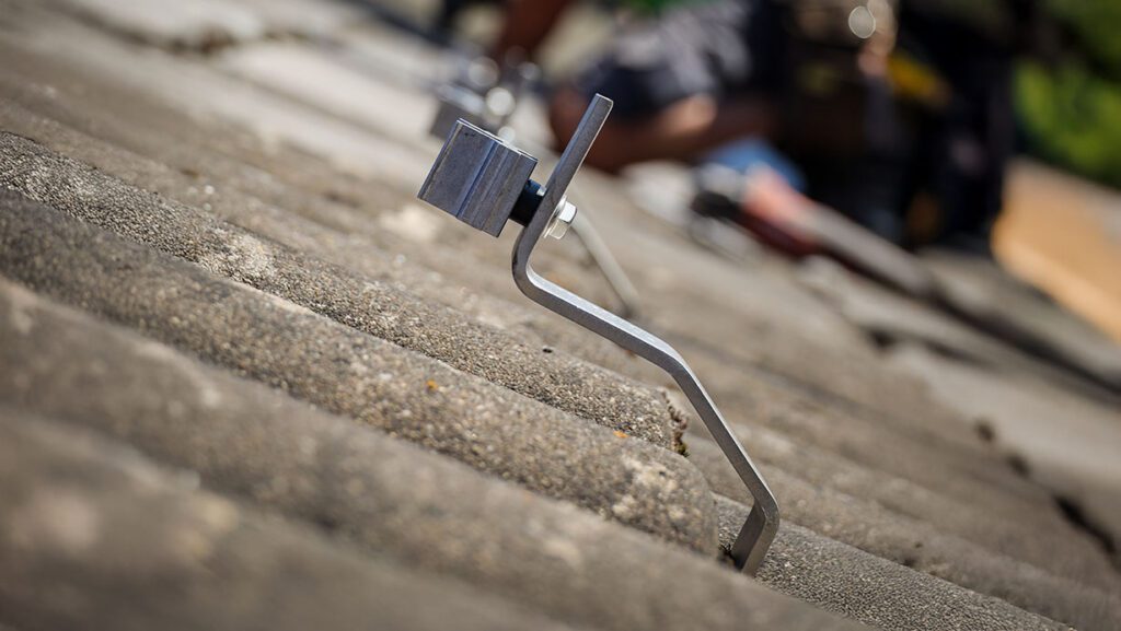 Montage eines Dachhakens für Photovoltaik