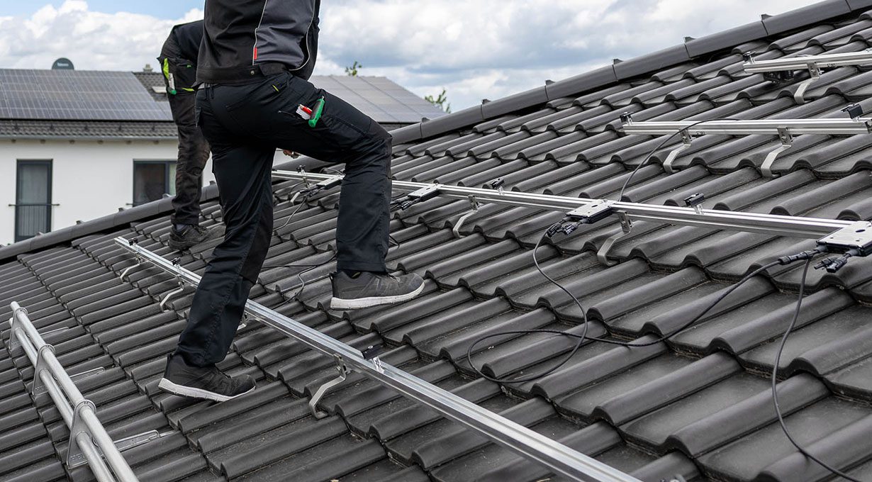 Montage der Unterkonstruktion einer Photovoltaikanlage