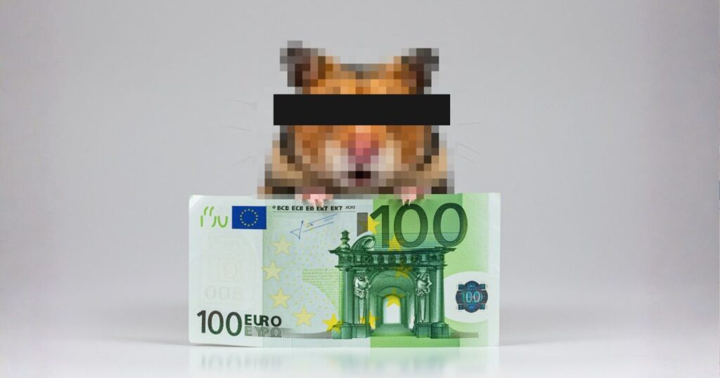 Ein Hamster hält einen Einhunderteuroschein in den Pfoten, sein Gesicht ist verpixelt.