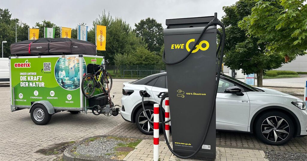 Ein VW ID5 mit enerix Anhänger der an einer Ladesäule steht.