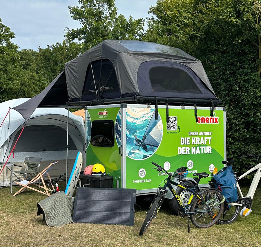 Camping-Setup mit Enerix-Anhänger, Dachzelt, Fahrrädern und flexiblem 200-W-Solarmodul – autarke Stromversorgung im Urlaub
