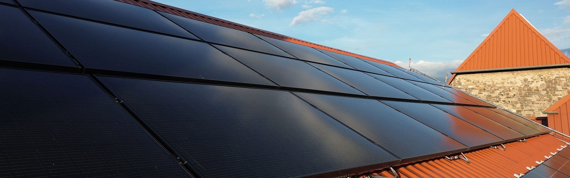 PVT Module von Sunnmaxx auf einem Hausdach