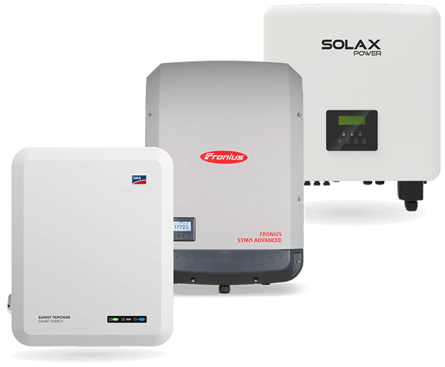 Drei verschiedene Wechselrichter der Marken SMA, Fronius und SolaX.