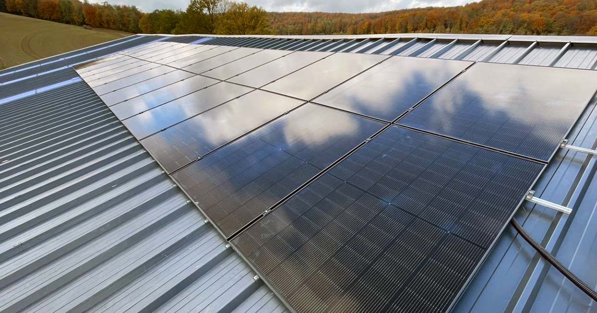 Photovoltaik auf einem Dach aus Trapezblech