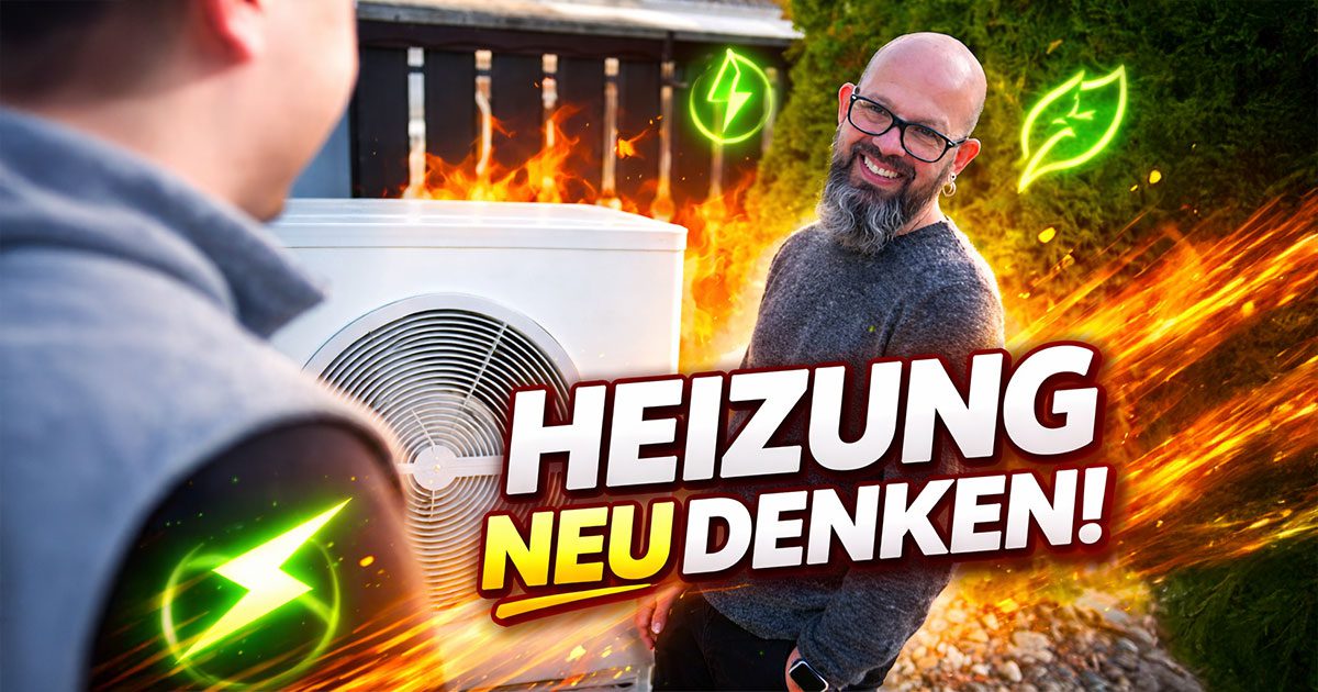 Zufriedener Hausbesitzer mit moderner Wärmepumpe im Garten eines Einfamilienhauses